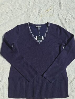 NWT Cable And Gauge Women's V-Neck Sweater in Navy Blue with Contrast Stitching